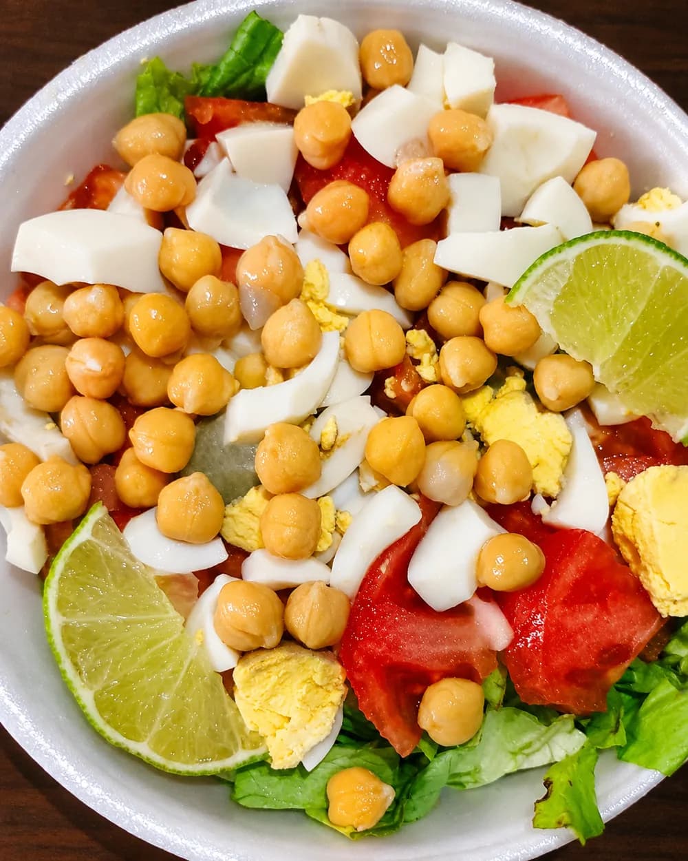 Ensalada de garbanzos con huevo, tomate y lima de Antojos