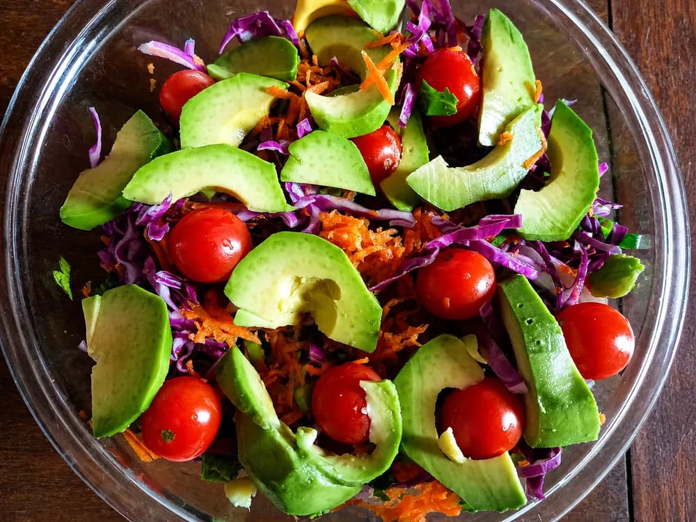 Ensalada de palta, tomate cherry, repollo morado y zanahoria de Antojos