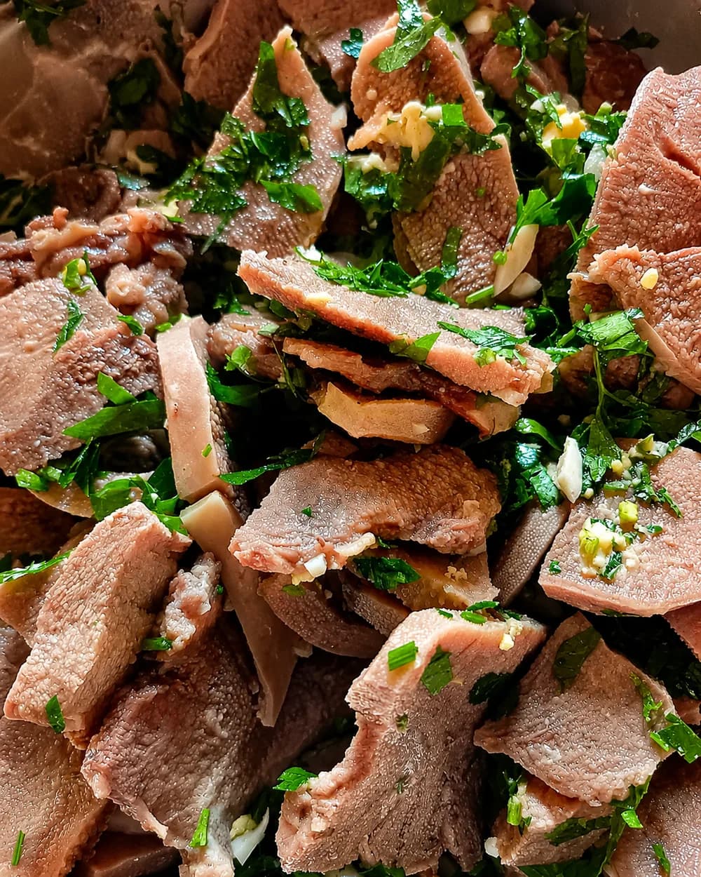 Lengua a la vinagreta con perejil y ajo de Antojos