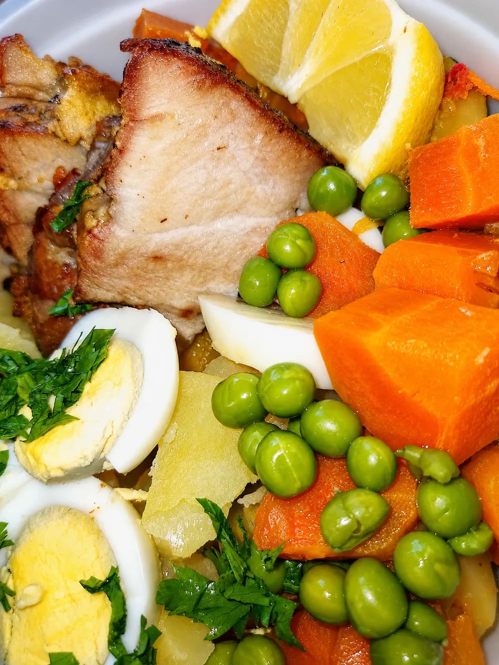 Lomo asado con vegetales, zanahoria, arvejas, papa y huevo de Antojos