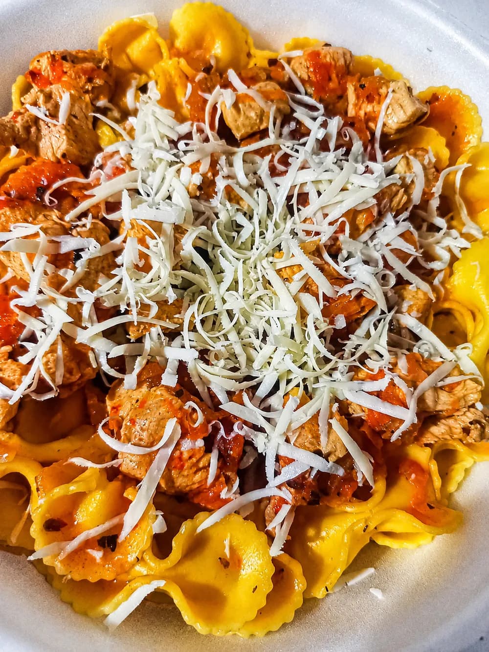 Moñitas con tuco y queso rallado de Antojos