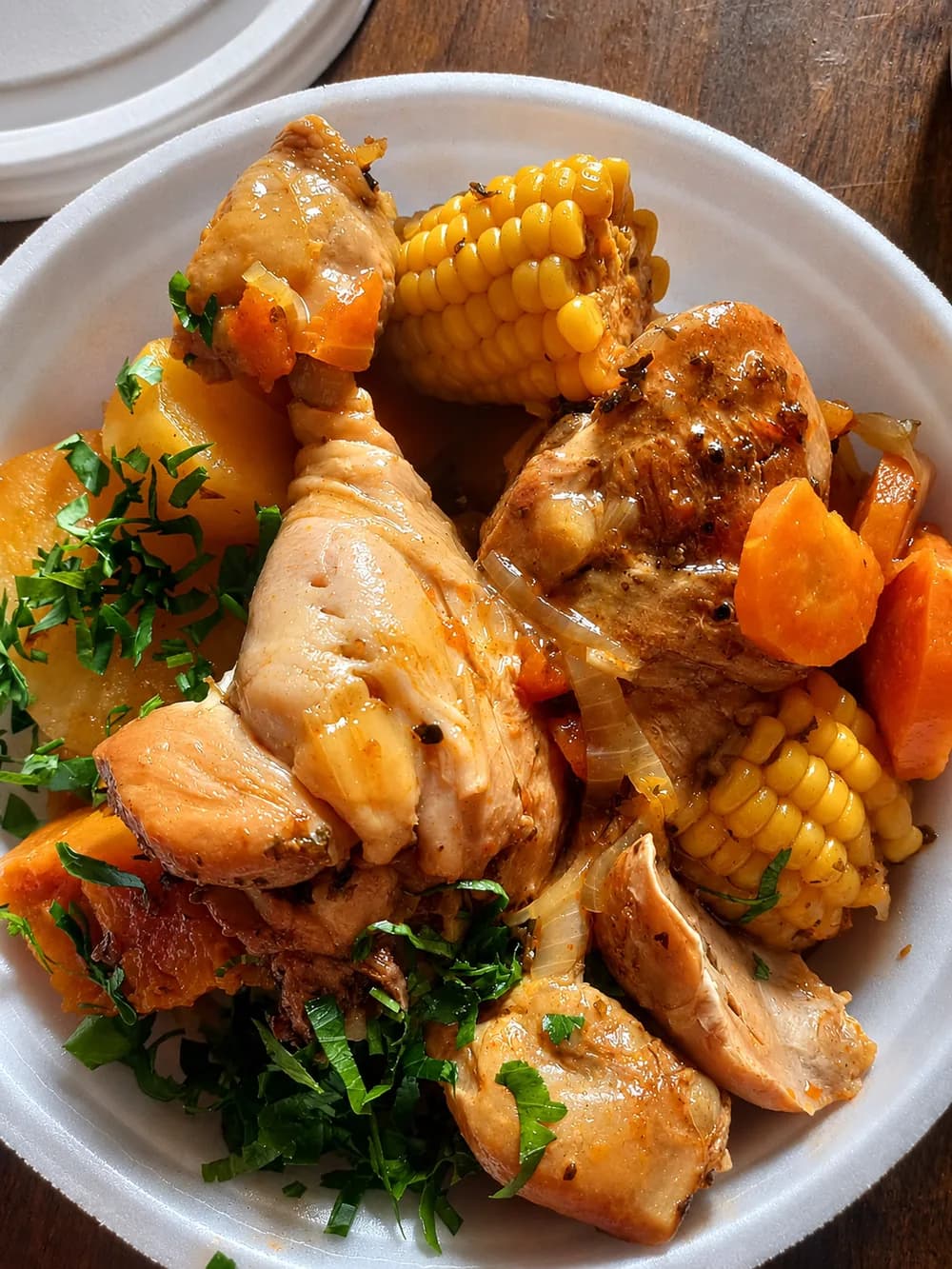 Pollo con vegetales, choclo, zanahoria y papa de Antojos