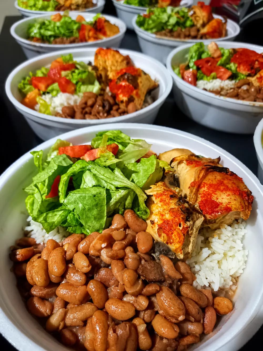 Porotos con arroz, carne y ensalada fresca de Antojos