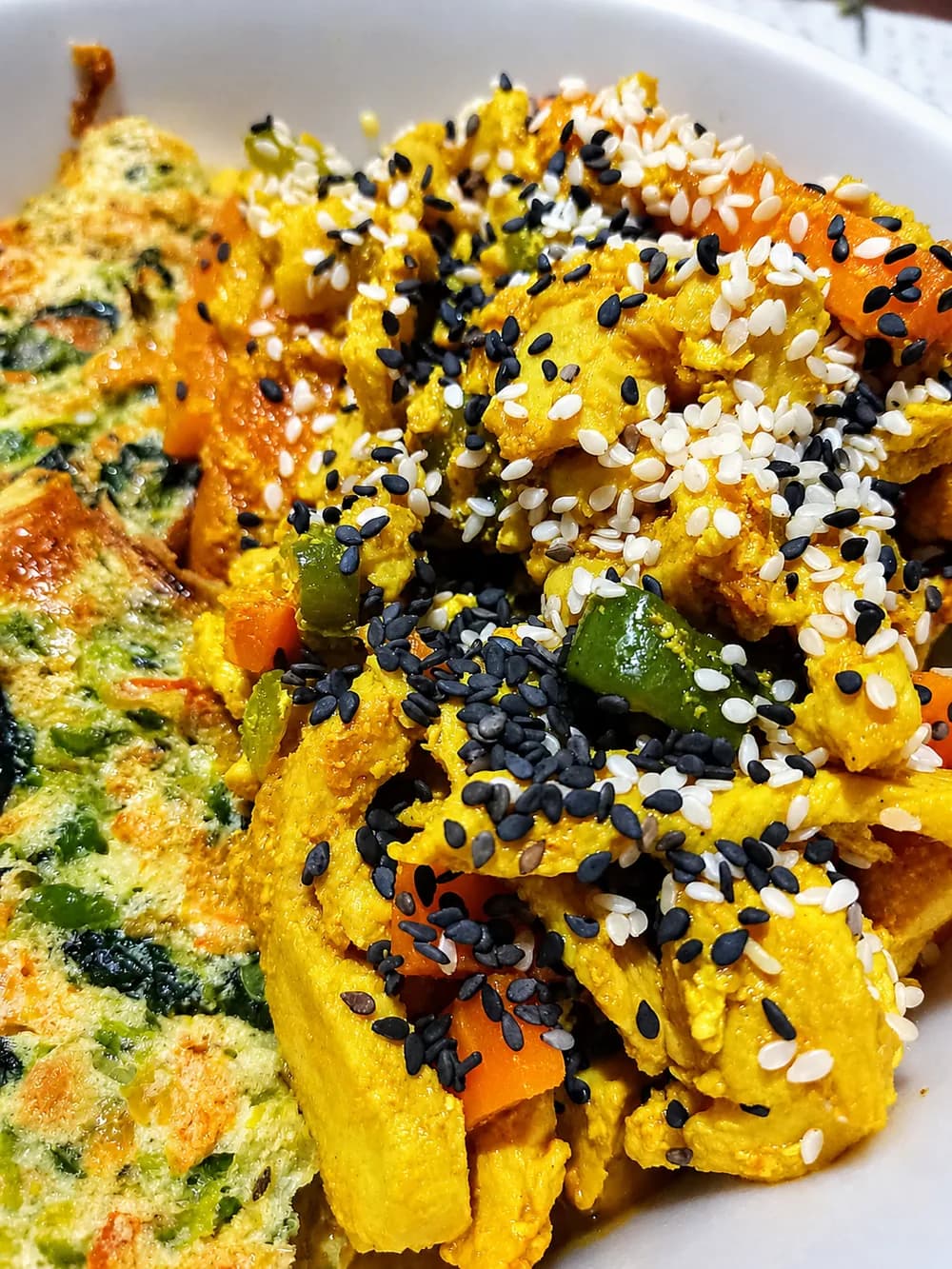 Tortilla de vegetales con pollo al curry y sésamo de Antojos