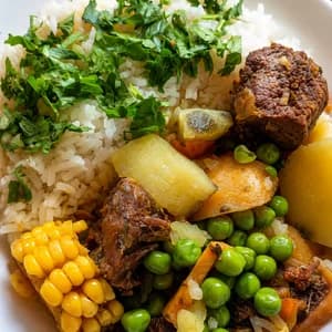 Carne estofada con verduras y arroz de Antojos